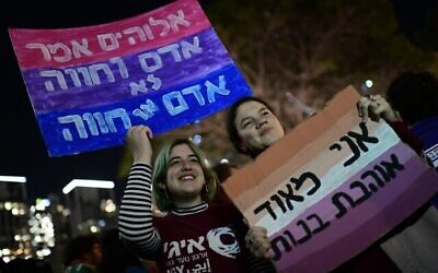 Membres de la communauté LGBTQ et sympathisants participent à une manifestation contre le nouveau gouvernement israélien à Tel Aviv le 29 décembre 2022. (Crédit : Tomer Neuberg/Flash90)