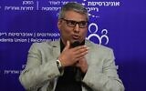 Le maire de Rahat, Ata Abu Madighem, s'exprimant lors d'une conférence à l'université Reichman, à Herzliya, le 5 janvier 2022. (Crédit : Tomer Neuberg/Flash90)