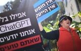 "Sans démocratie, il n’y a pas de haute technologie", "Même sans ChatGPT, nous savons que vous avez tort" et "Pas de liberté, pas de haute technologie" -- les travailleurs du secteur de la Tech manifestent contre la réforme judiciaire, à Tel-Aviv, le 24 janvier 2023 (Crédit : Tomer Neuberg/Flash90)
