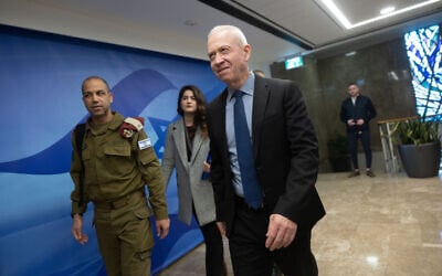 Le ministre de la Défense Yoav Galant arrive à une rencontre du gouvernement au bureau du Premier ministre à Jérusalem, le 29 janvier 2023. (Crédit :  Yonatan Sindel/Flash90)