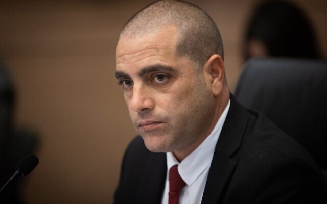 Le chef de la coalition, le député Ofir Katz, dirigeant une audience de la commission parlementaire de la Knesset, le 5 février 2023. (Crédit : Oren Ben Hakoon/Flash90) Le chef de la coalition, le député Ofir Katz, dirigeant une audience de la commission parlementaire de la Knesset, le 5 février 2023. (Crédit : Oren Ben Hakoon/Flash90)