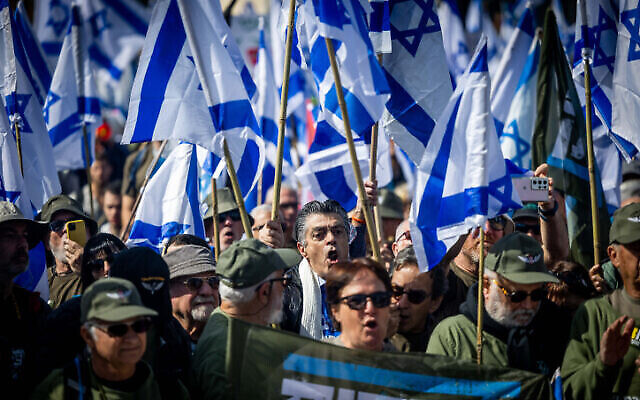 Réservistes israéliens, anciens combattants et militants rassemblés pour manifester contre la réforme du système judiciaire, devant la Cour suprême, à Jérusalem, le 10 février 2023. (Crédit : Yonatan Sindel/Flash90) Réservistes israéliens, anciens combattants et militants rassemblés pour manifester contre la réforme du système judiciaire, devant la Cour suprême, à Jérusalem, le 10 février 2023. (Crédit : Yonatan Sindel/Flash90)