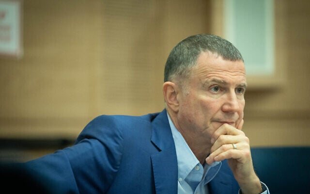 Le député du Likud Yuli Edelstein dirige une commission de la Défense et des Affaires étrangères à la Knesset, le 12 février 2023. (Crédit :  Yonatan Sindel/Flash90)