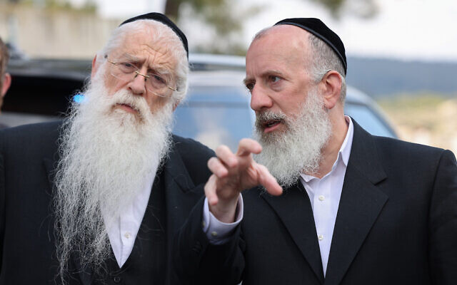 Les députés du parti Yahadout HaTorah Meïr Porush, à gauche, et Yossi Deutsch, visitant le mont Meron avant la fête juive de Lag BaOmer qui attire chaque année des dizaines de milliers de fidèles juifs, le 13 février 2023. (Crédit : David Cohen/Flash90) Les députés du parti Yahadout HaTorah Meïr Porush, à gauche, et Yossi Deutsch, visitant le mont Meron avant la fête juive de Lag BaOmer qui attire chaque année des dizaines de milliers de fidèles juifs, le 13 février 2023. (Crédit : David Cohen/Flash90)