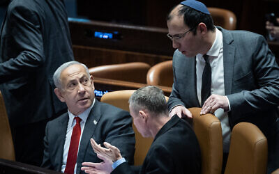Le Premier ministre Benjamin Netanyahu (à gauche), le ministre de la Justice Yariv Levin et le député Simcha Rothman, à l’arrière, à la Knesset, à Jérusalem, le 15 février 2023. (Crédit : Yonatan Sindel/Flash90)
