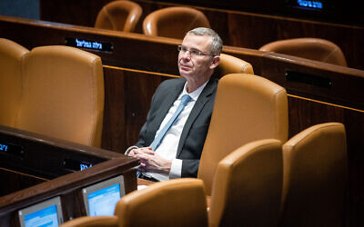 Le ministre de la Justice Yariv Levin lors d'un débat sur le premier projet de loi de réforme du système judiciaire, à la Knesset, le 20 février 2023. (Crédit : Yonatan Sindel/Flash90)