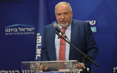 Le chef du parti Yisrael Beytenu, Avigdor Liberman, s'exprimant lors d'une réunion de sa faction à la Knesset, le 20 février 2023. (Crédit : Yonatan Sindel/Flash90)