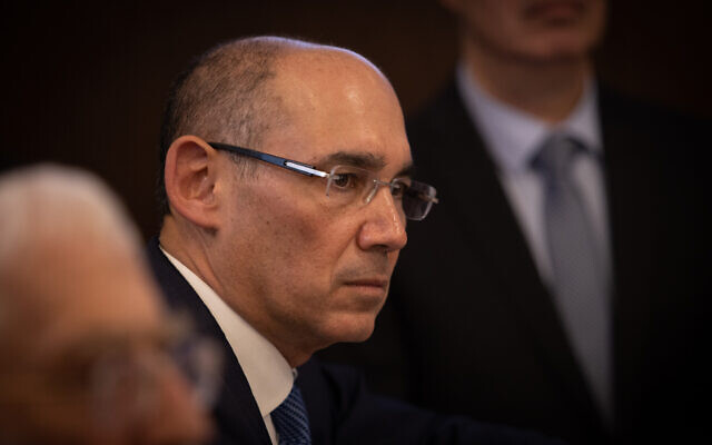 Le gouverneur de la Banque centrale d'Israël, Amir Yaron, arrivant à une réunion du cabinet sur le budget de l'État au Bureau du Premier ministre, à Jérusalem, le 23 février 2023. (Crédit : Alex Kolomoisky/POOL) Le gouverneur de la Banque centrale d'Israël, Amir Yaron, arrivant à une réunion du cabinet sur le budget de l'État au Bureau du Premier ministre, à Jérusalem, le 23 février 2023. (Crédit : Alex Kolomoisky/POOL)