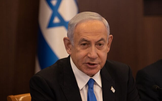 Le Premier ministre Benjamin Netanyahu dirigeant une réunion du cabinet sur le budget de l'État, au Bureau du Premier ministre, à Jérusalem, le 23 février 2023. (Crédit : Alex Kolomoisky/Pool)