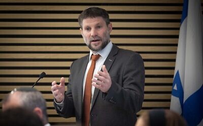 Le ministre des Finances Bezalel Smotrich présentant le budget de l'État à son ministère, à Jérusalem, le 28 février 2023. (Crédit : Yonatan Sindel/Flash90)