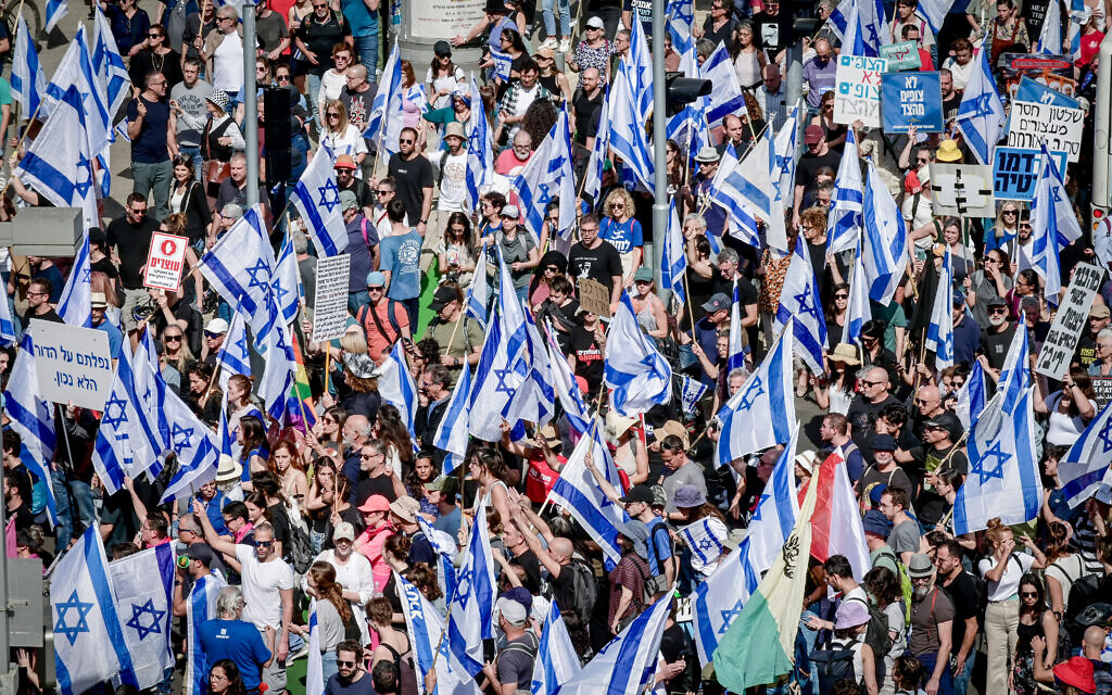 Des manifestants contre le projet de loi controversé du gouvernement sur la refonte judiciaire, à Haïfa, le 1er mars 2023. (Crédit : Avshalom Sassoni/Flash90)
