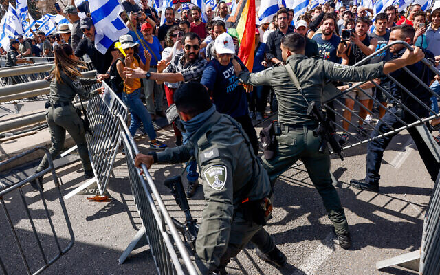  Des manifestants affrontant la police alors qu'ils protestent contre le projet de réforme du système judiciaire du gouvernement, à Tel Aviv, le 1er mars 2023. (Crédit : Erik Marmor/Flash90)