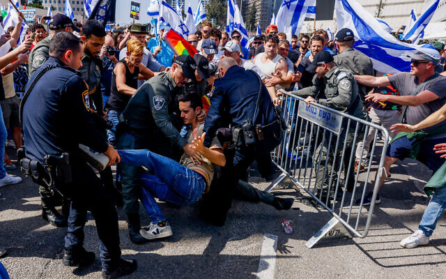 Des Israéliens affrontant la police lors d'une manifestation contre la refonte judiciaire prévue par le gouvernement israélien, à Tel Aviv, le 1er mars 2023. (Crédit : Erik Marmor/Flash90)