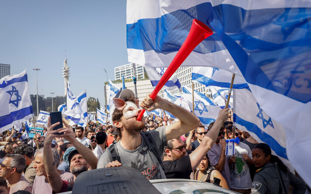 Des manifestants contre le projet de loi controversé du gouvernement sur la refonte judiciaire, à Tel Aviv, le 1er mars 2023. (Crédit : Erik Marmor/Flash90)