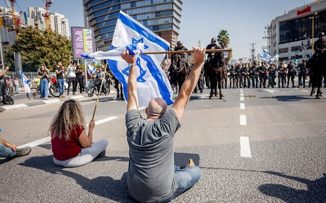  Des manifestants bloquant une route et affrontant la police alors qu'ils protestent contre le projet de réforme du système judiciaire du gouvernement, à Tel Aviv, le 1er mars 2023. (Crédit : Erik Marmor/Flash90)