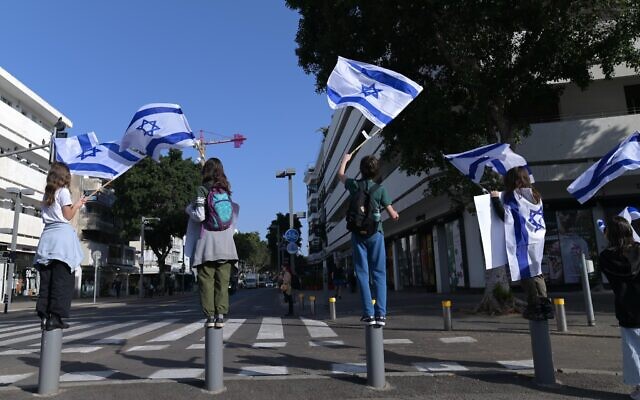  Des Israéliens protestant contre la réforme du système judiciaire prévue par le gouvernement, à Tel Aviv, le 1er mars 2023. (Crédit : Tomer Neuberg/Flash90)