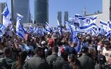 Des Israéliens bloquant une route et se heurtant à la police alors qu'ils protestent contre la réforme du système  judiciaire prévue par le gouvernement israélien, à Tel Aviv, le 1er mars 2023. (Crédit : Tomer Neuberg/Flash90)