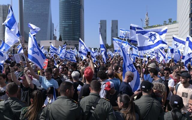 Des Israéliens bloquant une route et se heurtant à la police alors qu'ils protestent contre la réforme du système judiciaire prévue par le gouvernement israélien, à Tel Aviv, le 1er mars 2023. (Crédit : Tomer Neuberg/Flash90) Des Israéliens bloquant une route et se heurtant à la police alors qu'ils protestent contre la réforme du système judiciaire prévue par le gouvernement israélien, à Tel Aviv, le 1er mars 2023. (Crédit : Tomer Neuberg/Flash90)