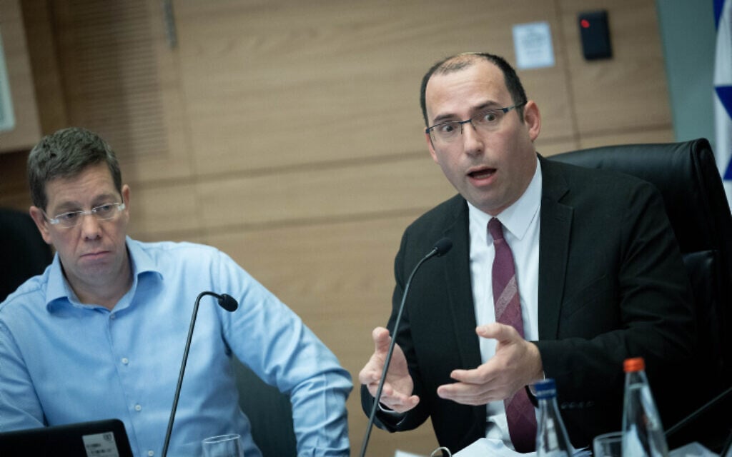 Le président de la Commission de la Constitution, du droit et de la Knesset, Simcha Rothman, pendant une audience de commission, le 1er mars 2023. (Crédit : Yonatan Sindel/Flash90) Le président de la Commission de la Constitution, du droit et de la Knesset, Simcha Rothman, pendant une audience de commission, le 1er mars 2023. (Crédit : Yonatan Sindel/Flash90)