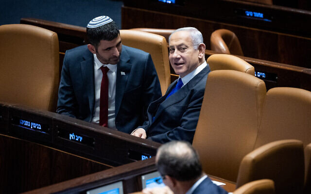 Le Premier ministre Benjamin Netanyahu (à droite) avec le ministre des Communications Shlomo Karhi lors d'une discussion et d'un vote à la Knesset, à Jérusalem, le 1er mars 2023. (Crédit : Yonatan Sindel/Flash90)