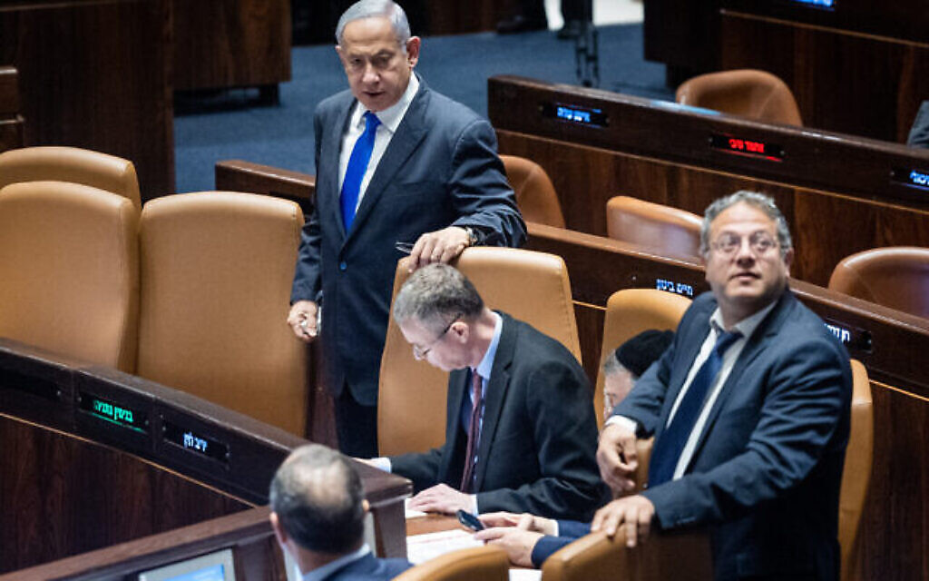 Le Premier ministre Benjamin Netanyahu, à gauche, avec le ministre de la Justice Yariv Levin, au centre, et le ministre de la Sécurité nationale Itamar Ben Gvir, à droite, lors d'une discussion et d'un vote à la Knesset, le 1er mars 2023. (Crédit : Yonatan Sindel/Flash90) Le Premier ministre Benjamin Netanyahu, à gauche, avec le ministre de la Justice Yariv Levin, au centre, et le ministre de la Sécurité nationale Itamar Ben Gvir, à droite, lors d'une discussion et d'un vote à la Knesset, le 1er mars 2023. (Crédit : Yonatan Sindel/Flash90)