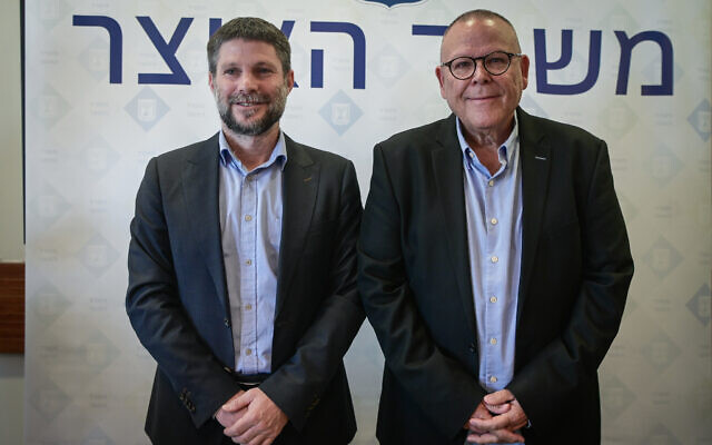 Le ministre des Finances Bezalel Smotrich et Arnon Ben-David, président du syndicat Histadrut, tiennent une conférence de presse commune à Tel Aviv le 2 mars 2023. (Crédit : Avshalom Sassoni/Flash90) Le ministre des Finances Bezalel Smotrich et Arnon Ben-David, président du syndicat Histadrut, tiennent une conférence de presse commune à Tel Aviv le 2 mars 2023. (Crédit : Avshalom Sassoni/Flash90)