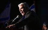 Le chef de l'opposition Yaïr Lapid prenant la parole lors d'un rassemblement contre la réforme du système judiciaire prévue par le gouvernement, à Herzliya, le 4 mars 2023. (Crédit : Avshalom Sassoni/Flash90)
