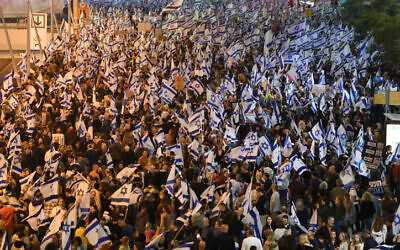 Des milliers de manifestants israéliens se rassemblent contre la loi sur la refonte judiciaire à Tel Aviv, le 4 mars 2023. (Crédit : Gili Yaari /Flash90)
