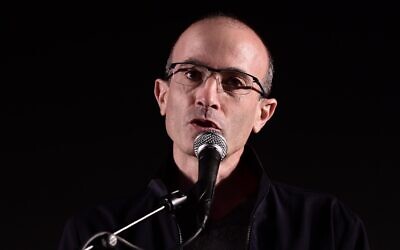 Yuval Noah Harari s'exprimant lors d'une manifestation contre le projet de réforme judiciaire du gouvernement israélien, à Tel Aviv, le 4 mars 2023. (Crédit : Tomer Neuberg/Flash90)