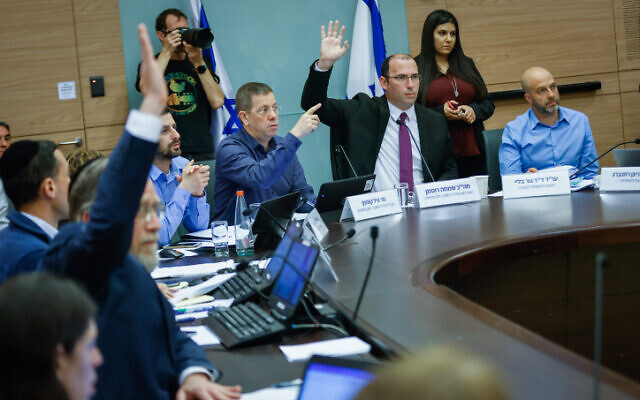 Les membres de la commission de la Constitution, du droit et de la justice de la Knesset votent sur le projet de loi de réforme judiciaire du gouvernement, le 5 mars 2023. (Crédit : Erik Marmor/Flash90) Les membres de la commission de la Constitution, du droit et de la justice de la Knesset votent sur le projet de loi de réforme judiciaire du gouvernement, le 5 mars 2023. (Crédit : Erik Marmor/Flash90)