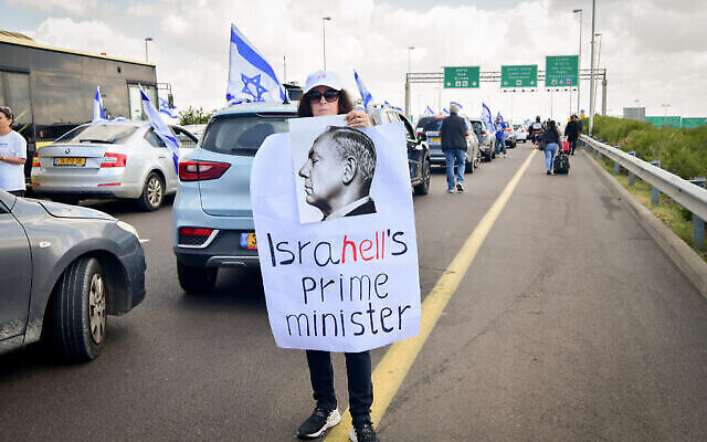 Des voyageurs à l'aéroport international Ben Gurion, où les vols sont retardés en raison des manifestants qui bloquent la route vers l'aéroport, le 9 mars 2023. (Crédit : Avshalom Sassoni/Flash90) Des voyageurs à l'aéroport international Ben Gurion, où les vols sont retardés en raison des manifestants qui bloquent la route vers l'aéroport, le 9 mars 2023. (Crédit : Avshalom Sassoni/Flash90)