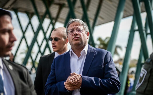 Le ministre de la Sécurité nationale Itamar Ben Gvir avant les manifestations anti-gouvernement, à l'entrée de l'aéroport Ben Gurion près de Tel Aviv, le 9 mars 2023. (Crédit : Avshalom Sassoni/Flash90) Le ministre de la Sécurité nationale Itamar Ben Gvir avant les manifestations anti-gouvernement, à l'entrée de l'aéroport Ben Gurion près de Tel Aviv, le 9 mars 2023. (Crédit : Avshalom Sassoni/Flash90)