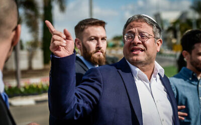 Le ministre de la Sécurité nationale Itamar Ben Gvir à l'entrée de l'aéroport Ben Gurion près de Tel Aviv, le 9 mars 2023. (Crédit : Avshalom Sassoni/Flash90)