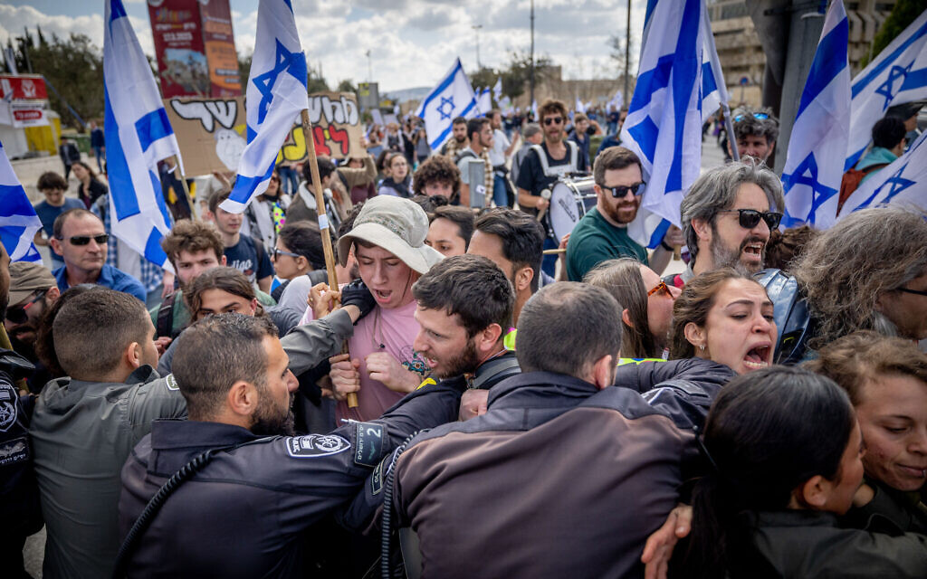 Des étudiants manifestent contre la réforme judiciaire prévue par le gouvernement, devant la Cour suprême à Jérusalem, le 9 mars 2023. (Crédit : Yonatan Sindel/Flash90)