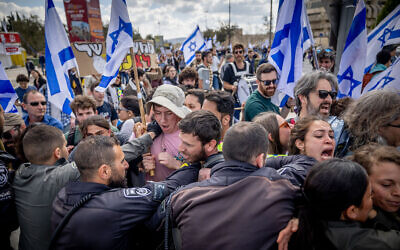 Des étudiants manifestent contre la réforme judiciaire prévue par le gouvernement, devant la Cour suprême à Jérusalem, le 9 mars 2023. (Crédit : Yonatan Sindel/Flash90)