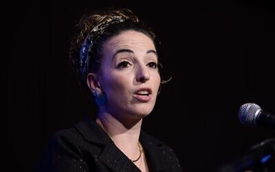 La ministre de l'Environnement, Idit Silman, s'exprimant lors d'une conférence sur l'énergie, à Tel Aviv, le 13 mars 2023. (Crédit : Tomer Neuberg/Flash90)