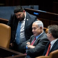 Le Premier ministre Benjamin Netanyahu, au centre, avec le ministre israélien des Affaires étrangères, Eli Cohen, à droite et le député Almog Cohe, à gauche, en plénière de la Knesset, le 13 mars 2023. (Crédit :  Yonatan Sindel/Flash90)