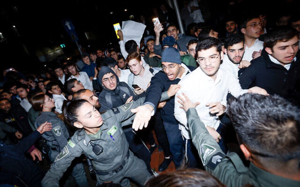 La police repoussant les partisans du député Moshe Gafni (Yahadout HaTorah) lors d’une manifestation anti-réforme devant son domicile dans la ville ultra-orthodoxe de Bnei Brak, le 14 mars 2023. (Crédit : Erik Marmor/Flash90) La police repoussant les partisans du député Moshe Gafni (Yahadout HaTorah) lors d’une manifestation anti-réforme devant son domicile dans la ville ultra-orthodoxe de Bnei Brak, le 14 mars 2023. (Crédit : Erik Marmor/Flash90)