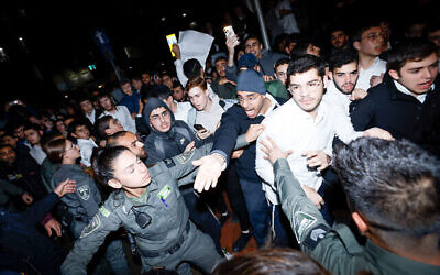 La police repoussant les partisans du député Moshe Gafni (Yahadout HaTorah) lors d’une manifestation anti-réforme devant son domicile dans la ville ultra-orthodoxe de Bnei Brak, le 14 mars 2023. (Crédit : Erik Marmor/Flash90)