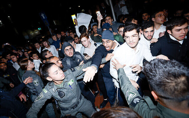 La police repoussant les partisans du député Moshe Gafni (Yahadout HaTorah) lors d’une manifestation anti-réforme devant son domicile dans la ville ultra-orthodoxe de Bnei Brak, le 14 mars 2023. (Crédit : Erik Marmor/Flash90) La police repoussant les partisans du député Moshe Gafni (Yahadout HaTorah) lors d’une manifestation anti-réforme devant son domicile dans la ville ultra-orthodoxe de Bnei Brak, le 14 mars 2023. (Crédit : Erik Marmor/Flash90)