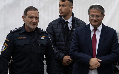 Le ministre de la Sécurité nationale Itamar Ben Gvir, à droite, et le chef de la police israélienne Kobi Shabtaï lors de l'inauguration d'un nouveau commissariat de police du sud d'Israël, le 14 mars 2023. (Crédit : Flash90)