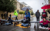 Des manifestants contre la réforme du système judiciaire bloquant une route près d'un complexe gouvernemental, à Jérusalem, le 14 mars 2023. (Crédit : Yonatan Sindel/Flash90)