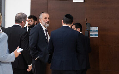 Le président du parti Shas, Aryeh Deri, arrivant pour une réunion avec le Premier ministre Benjamin Netanyahu dans son bureau à la Knesset, à Jérusalem, le 15 mars 2023. (Crédit : Oren Ben Hakoon/Flash90)