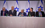 De droite à gauche : Le chef de Raam Mansour Abbas, la cheffe du parti Avoda Merav Michaeli, le chef de Yesh Atid Yaïr Lapid, le chef du parti HaMahane HaMamlahti le député Benny Gant et le chef d'Yisrael Beyteneu Avigdor Liberman tenant une conférence de presse commune, à Tel Aviv, le 16 mars 2023. (Crédit : Avshalom Sassoni/Flash90)