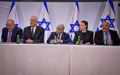De droite à gauche : Le chef de Raam Mansour Abbas, la cheffe du parti Avoda Merav Michaeli, le chef de Yesh Atid Yaïr Lapid, le chef du parti HaMahane HaMamlahti le député Benny Gant et le chef d'Yisrael Beyteneu Avigdor Liberman tenant une conférence de presse commune, à Tel Aviv, le 16 mars 2023. (Crédit : Avshalom Sassoni/Flash90)