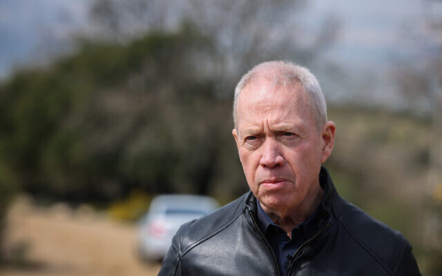 Le ministre de la Défense Yoav Gallant lors d'une visite près de la frontière avec le Liban, dans le nord d'Israël, le 16 mars 2023. (Crédit : David Cohen/Flash90)