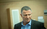 Le président de la commission des Affaires étrangères et de la Défense, Yuli Edelstein, arrivant à une audience de la commission, le 16 mars 2023. (Crédit : Yonatan Sindel/Flash90)