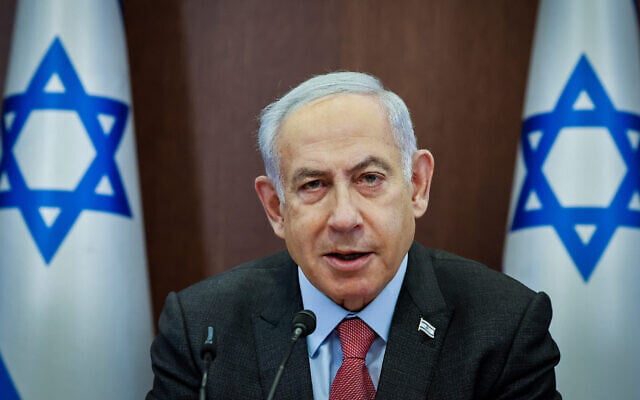 Le Premier ministre Benjamin Netanyahu dirigeant la réunion de son cabinet, au Bureau du Premier ministre, à Jérusalem, le 19 mars 2023. (Crédit : Marc Israel Sellem/Pool) Le Premier ministre Benjamin Netanyahu dirigeant la réunion de son cabinet, au Bureau du Premier ministre, à Jérusalem, le 19 mars 2023. (Crédit : Marc Israel Sellem/Pool)