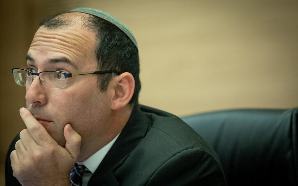 Le président de la Commission de la Constitution, du droit et de la justice, le député Simcha Rothman, pendant une commission, le 19 mars 2023. (Crédit :Yonatan Sindel/Flash90) Le président de la Commission de la Constitution, du droit et de la justice, le député Simcha Rothman, pendant une commission, le 19 mars 2023. (Crédit :Yonatan Sindel/Flash90)