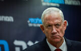Le chef du parti HaMahane HaMamlahti, le député Benny Gantz s’exprimant lors d'une réunion de sa faction à la Knesset, le 20 mars 2023. (Crédit : Erik Marmor/Flash90)